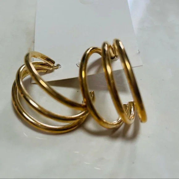 Macy’s Gold Minimalist Hoop Earrings Elegant Design - Picture 2 of 6